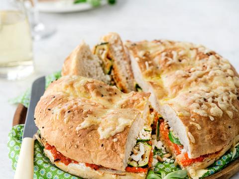 Turks brood met rode pesto, gegrilde courgette en feta