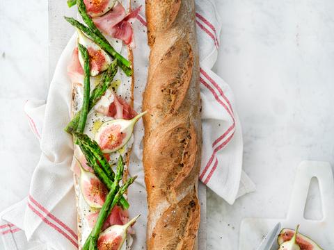 Stokbrood met mozzarella, vijgen en groene asperges