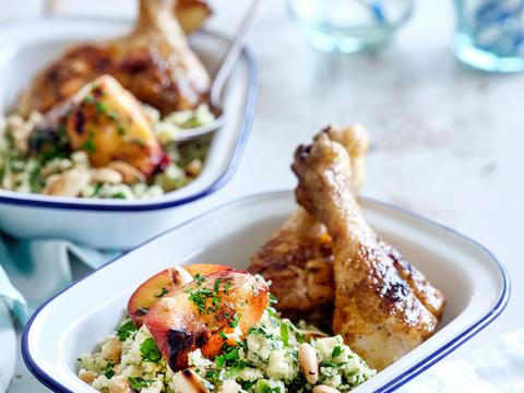 Amandelcouscous met drumsticks en perziken