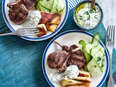 Gegrilde lamskoteletjes met halloumi en tzatziki