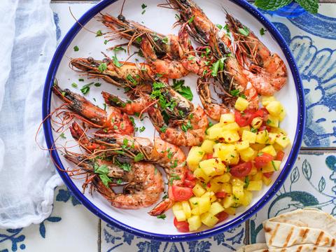 Gamba’s à la plancha met ananas-chilisalsa en volkoren platbrood