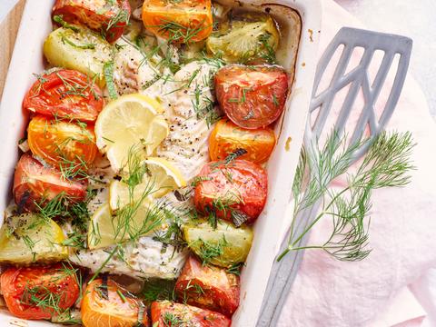 Ovenschotel met schelvis en gekleurde tomaten