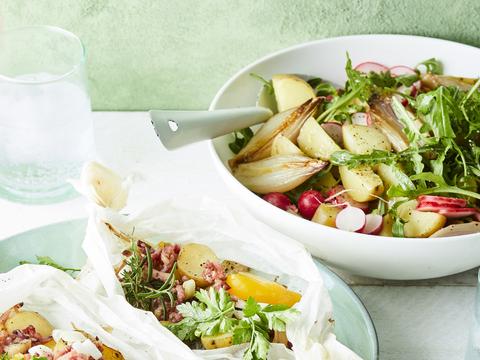 Aardappelsalade met gepekelde radijs en geroosterde sjalot