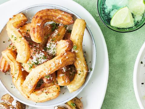 Aardappel-parmezaanchurros met tomatensalsa