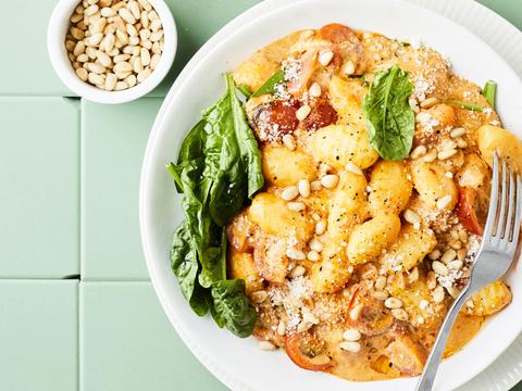 Romige gnocchi met rode pesto en kerstomaten