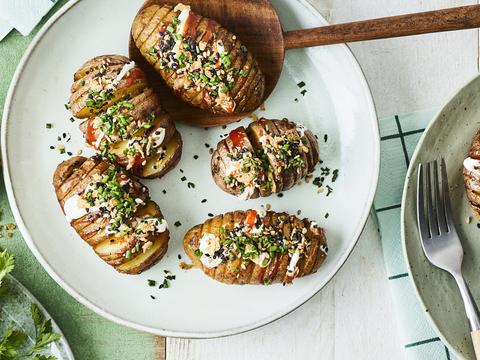 Hasselbackaardappelen met roomkaas en sesamcrunch