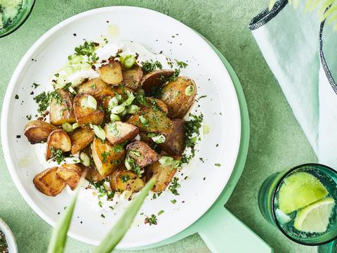 Krokante aardappelblokjes met labneh