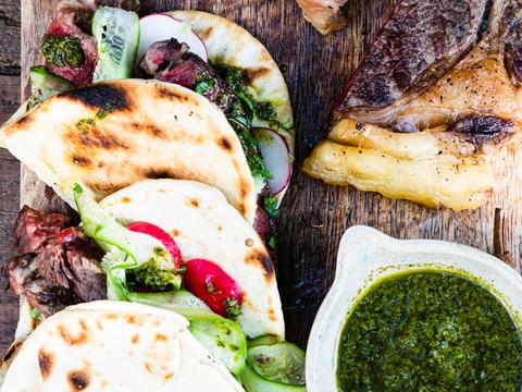 Flatbread met côte à l’os, chimichurri en gepekelde groentjes