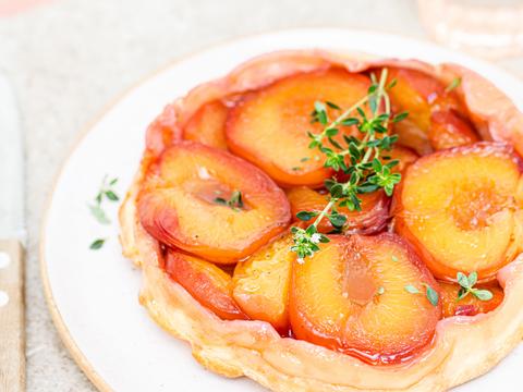 Tarte tatin van nectarines met oranjebloesem en citroentijm