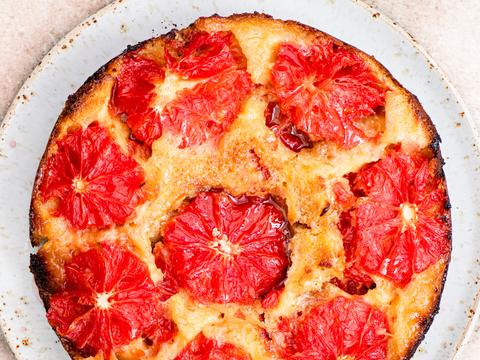 Upside down cake van roze pompelmoes met limoenyoghurt
