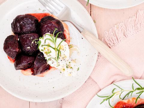 Tarte tatin van zomerbietjes met opgeklopte feta