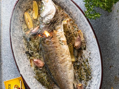 Zeebaars uit de oven met gerookte tijm en knoflook