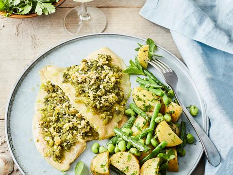 Krokante pladijs met een frisse aardappel-groentesalade