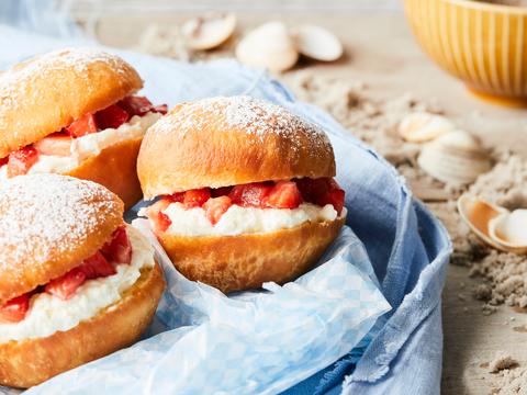 Boules de Berlin met slagroom en aardbeien