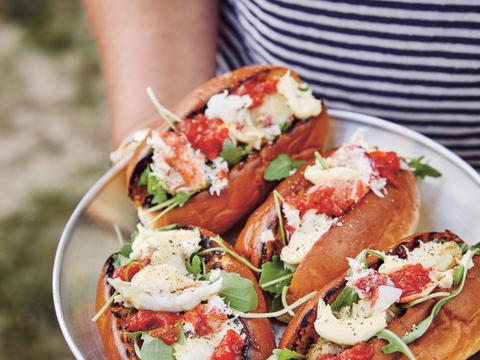 lobster roll van de barbecue met knoflook-citroenboter