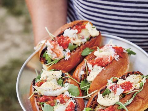 Lobster roll van de barbecue met knoflook-citroenboter