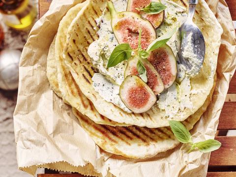 Platbrood met basilicumcrème en verse vijgen