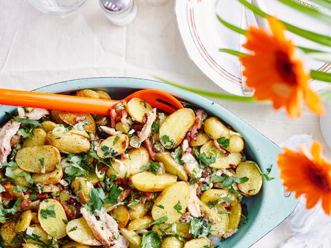 Aardappelsalade met kip, spek en augurk