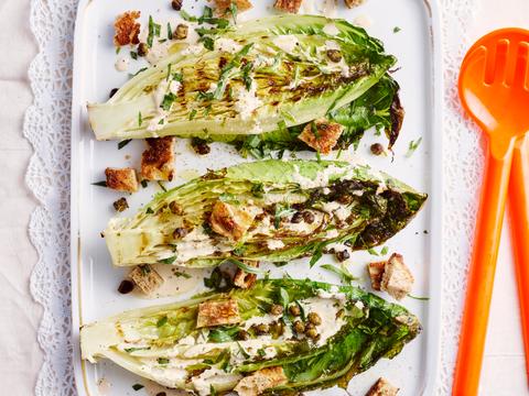 Gegrilde sla met tonijnsaus, croutons en kappertjes