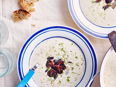 Koude amandelsoep met blauwe druiven