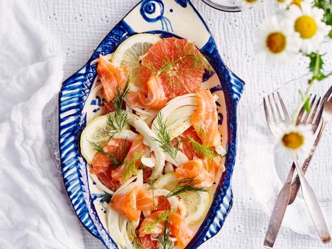 Venkelsla met pompelmoes en zalm
