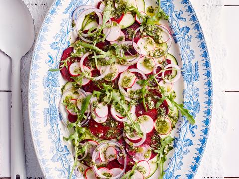 Carpaccio van bietjes, courgette en radijs met pestodressing