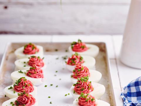 Gevulde eitjes met rode biet en roomkaas