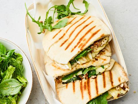 Gegrilde pita’s met peer en brie
