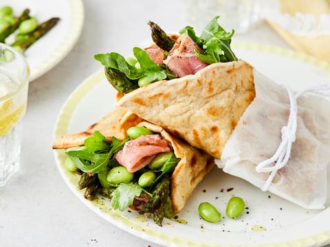 Homemade pitabroodje met avocadopuree, asperges en prosciutto