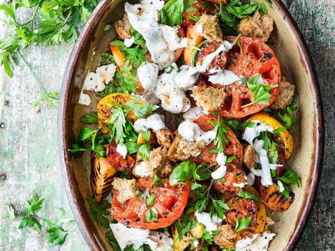Panzanella met gegrilde tomaten en perzik