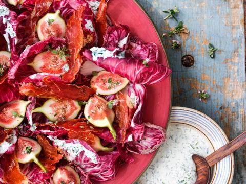 Vijgensalade met radicchio, krokante boerenham en kruidendressing