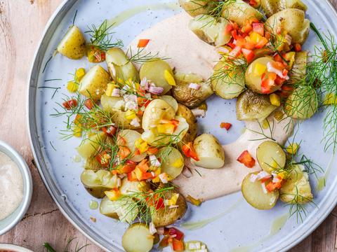 Aardappelsalade van gepofte krieltjes met paprikasalsa