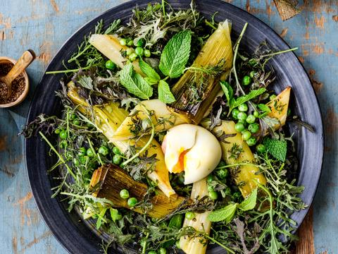 Salade met gepofte prei en verse erwtjes