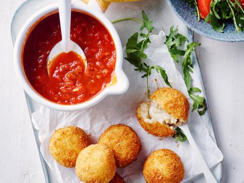 Arancini met tomatensaus