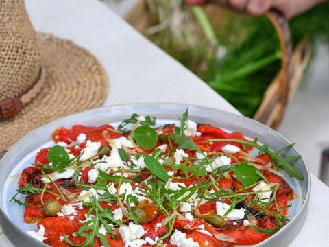 Geroosterde paprika's met schapenkaas en kappertjes