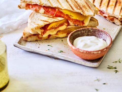 Croque met chorizo, manchego, gegrilde paprika's en aioli