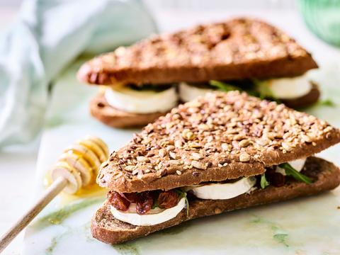 Croque met geitenkaas en rozijnen
