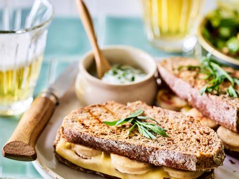 croque met witte pens, oude kaas en dragonmayonaise
