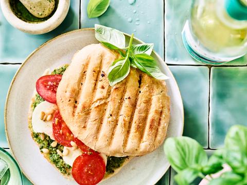 Croque caprese met basilicumpesto
