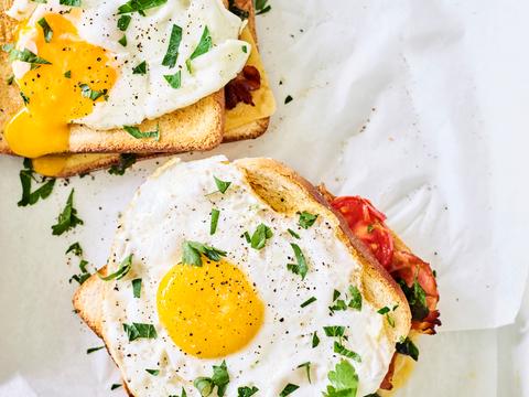 BLT-croque met een spiegelei uit de oven