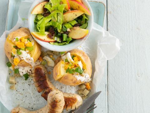 Gepofte aardappel met ei, witte pens en een appelslaatje