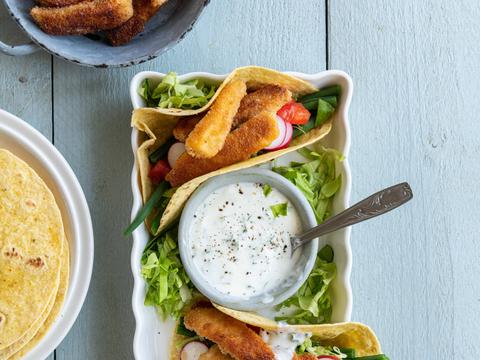 Wraps met pladijsreepjes, boontjes en een kruidendip
