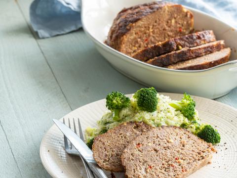 Curry-gehaktbroodje met broccolipuree