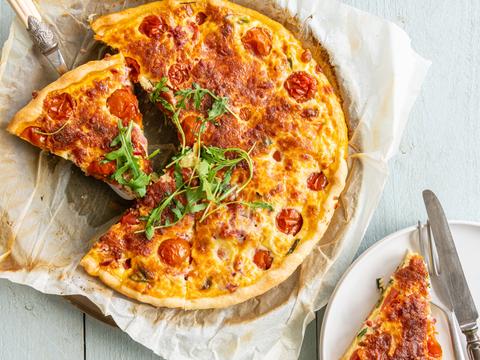 Quiche met spekjes, kerstomaten en mozzarella