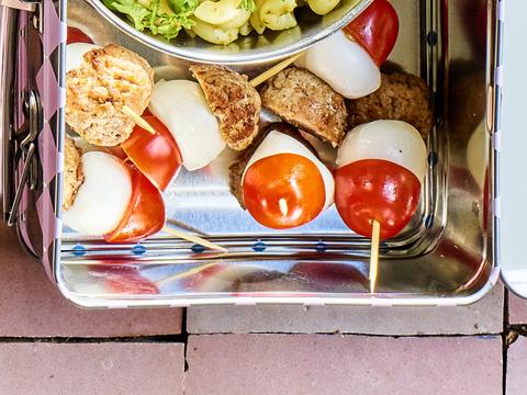 balletjesspiesjes met tomaat en mozzarella