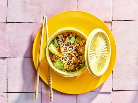 noedelsalade met kippengehakt, puntpaprika en pindadressing