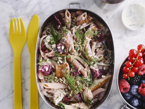volkoren pastasalade met gerookte makreel, komkommer en rode biet