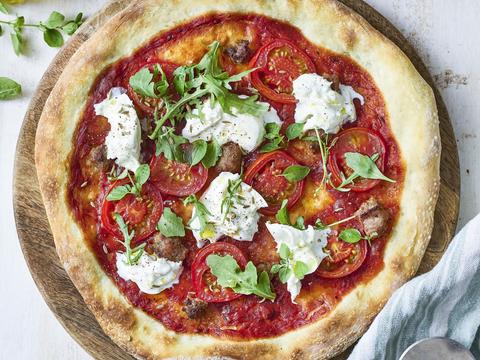 pizza met tomaatjes, burrata en venkelworst