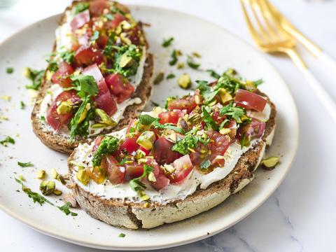 toast met tomaatjes, verse kaas en basilicum-peterseliepesto