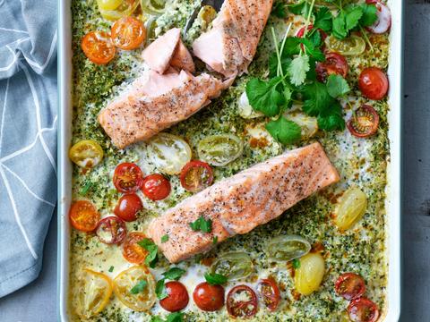 Traybake van zalmforel, broccolirijst en gekleurde kerstomaten